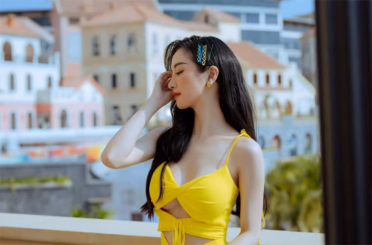 Từ khi nâng cấp đôi gò bồng đảo, nữ diễn viên “Tháng năm rực rỡ” ăn mặc táo bạo hơn với những bộ cánh khoe ngực hết cỡ.