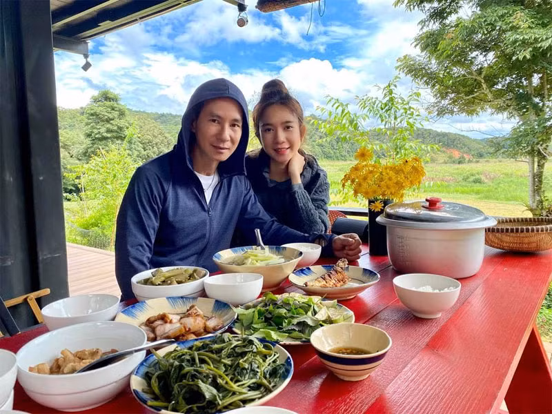 Làm vườn xong, hai vợ chồng Lý Hải ăn bữa cơm được nấu bằng rau vườn nhà.
