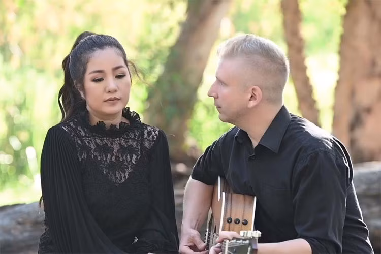 Không có việc làm nên Thúy Nga quyết định cover các ca khúc mà mình yêu thích, quay MV và đăng trên kênh Youtube cá nhân.