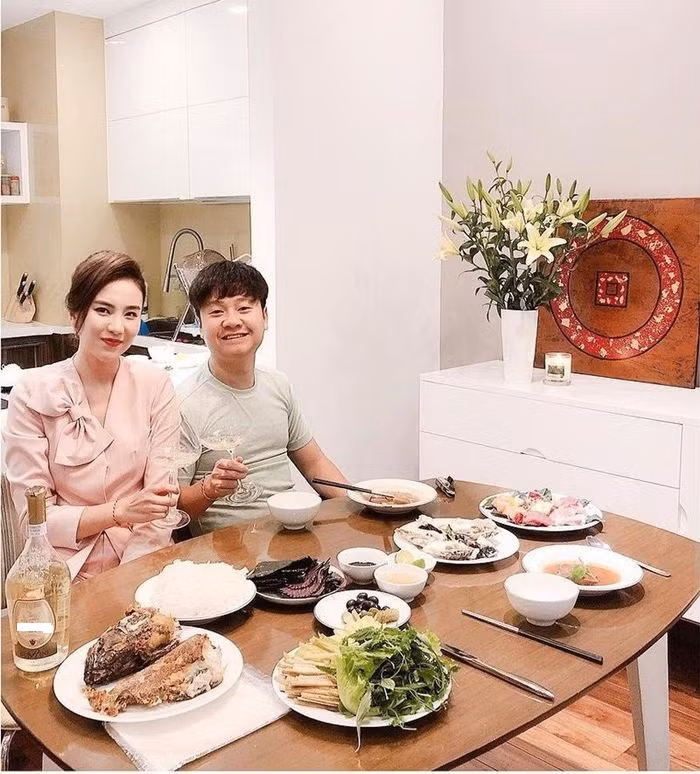 Có vợ đẹp lại biết nấu ăn, bảo sao ông xã Mai Ngọc lại trông "phát tướng" sau kết hôn.