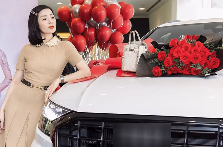 Cuối tháng 12/2020, Lệ Quyên tậu xe sang trị giá hơn 5 tỷ đồng.