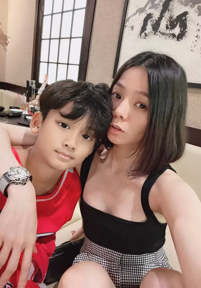 Sau ly hôn, con trai duy nhất của Lệ Quyên và doanh nhân Đức Huy đang ở với bố, nhưng Lệ Quyên vẫn đón con đi chơi, đi ăn hay du lịch.