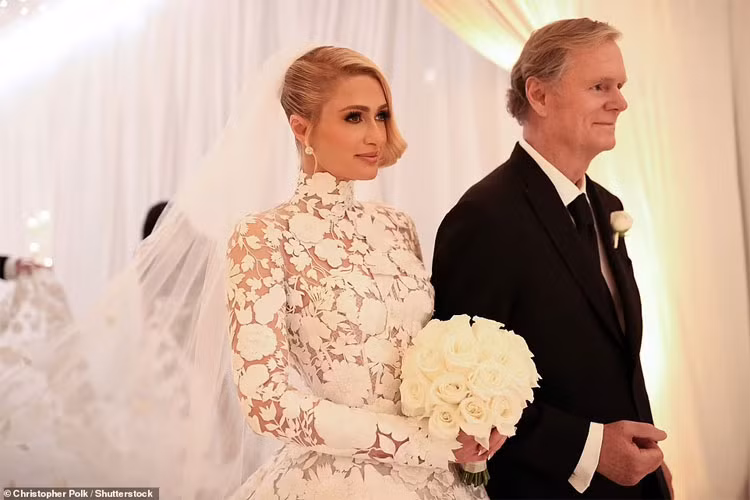 Cô dâu Paris Hilton được bố - ông Rick Hilton dắt tay lên lễ đường. (Ảnh: Shutterstock).