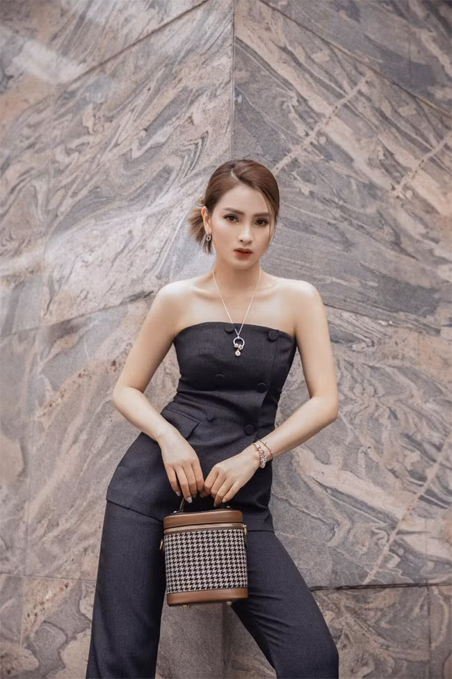 Ngoài đời, nữ MC có gu ăn mặc rất tinh tế và cá tính.