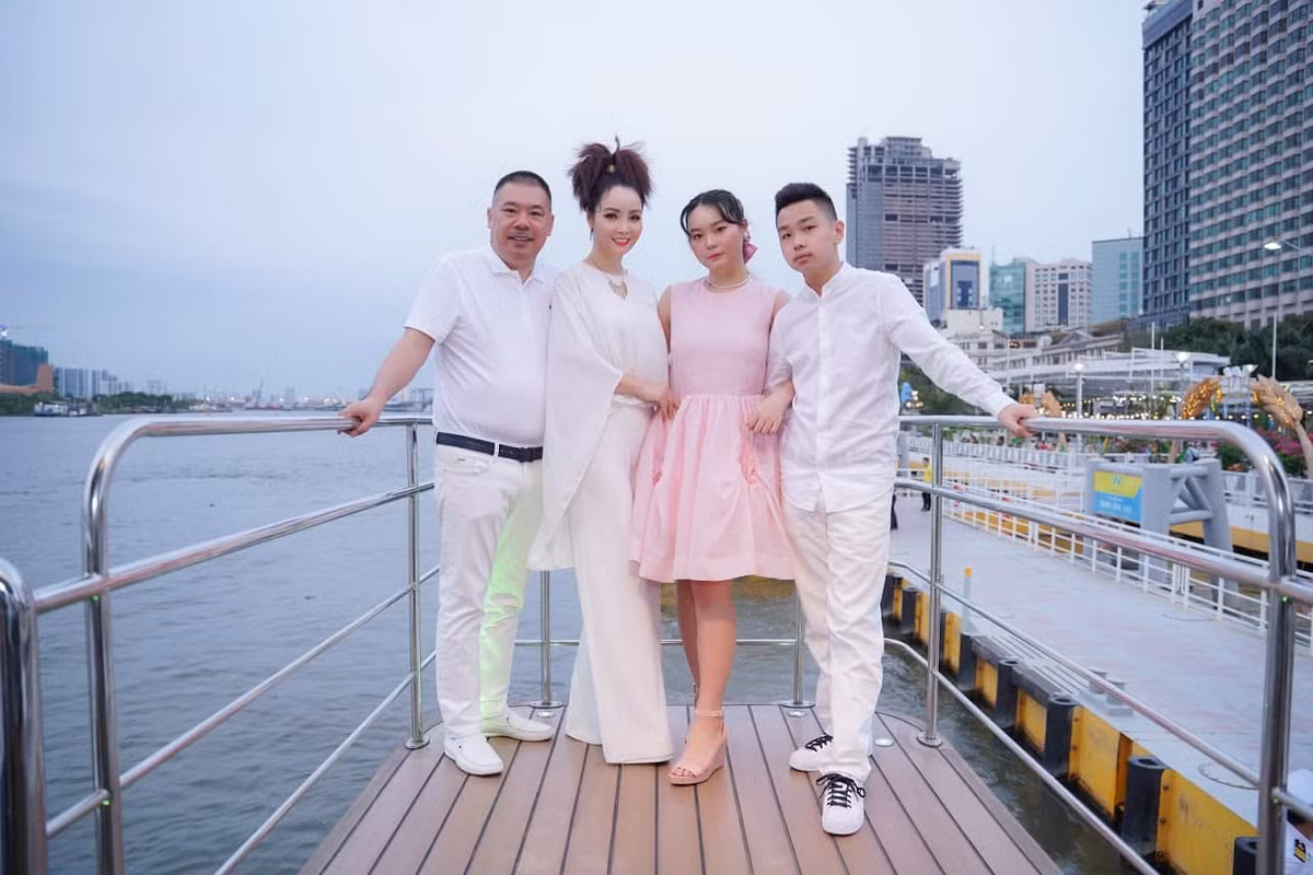 Mai Thu Huyền từ lâu đã khiến mọi người ngưỡng mộ bởi sự giỏi giang lẫn cuộc sống hôn nhân hạnh phúc. Vợ chồng nữ diễn viên có với nhau hai người con nay đã khôn lớn, con gái 18 tuổi đang học lớp 12 và con trai 14 tuổi học lớp 8.