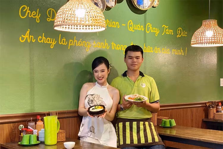 Người đẹp sinh năm 1995 còn đảm nhận vai trò đón tiếp, phục vụ khách tại quán chay nhà mình và luôn tỏ ra rất thân thiện cởi mở với khách.