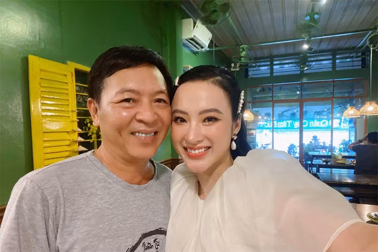 "Có thể không được săn đón như đồng nghiệp nhưng cái tôi có là sự tự tại trong cuộc sống. Sau nhiều năm, tôi thấy mình đã chọn đúng đường. Đây mới chính là cuộc sống tôi hướng tới", Angela Phương Trinh chia sẻ.
