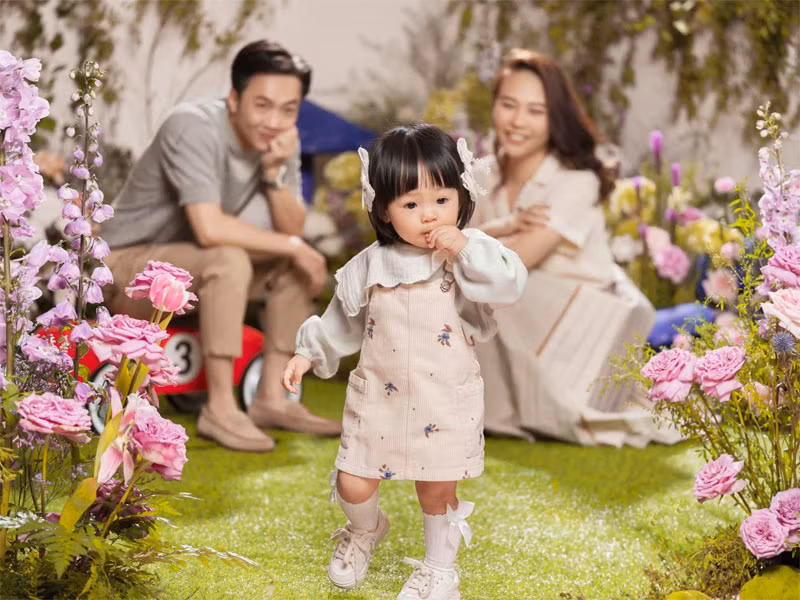 Bé Suchin (tên thật là Tuệ San), con gái của người mẫu Đàm Thu Trang và ông xã Cường đô la tròn năm vào ngày 9/8.