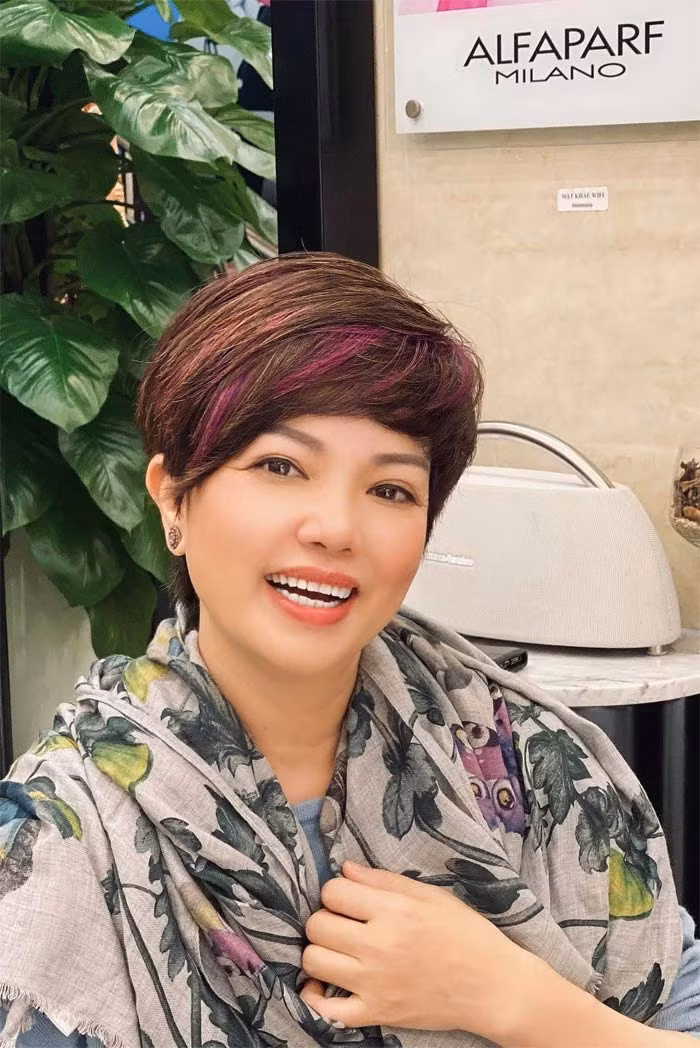 Sở hữu khuôn mặt đẹp, vóc người nhỏ nhắn nên nhìn Ngọc Huyền trẻ hơn tuổi 60 của mình rất nhiều.