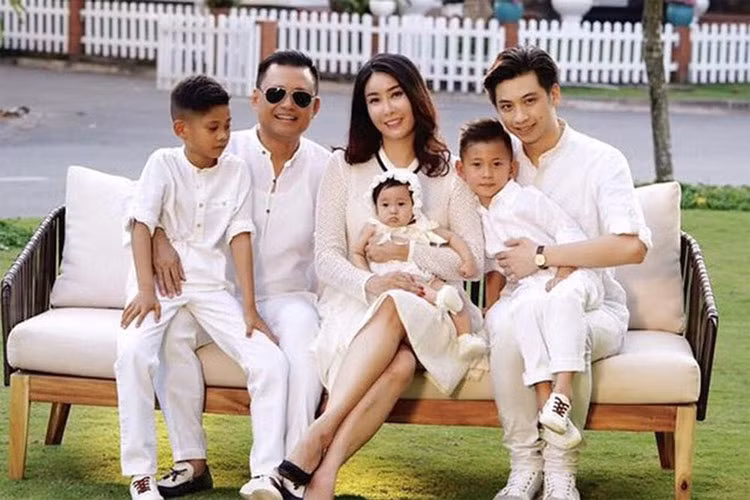 Gia đình hạnh phúc là nhờ có sự vun vén và bao dung của Hà Kiều Anh dành cho con trai riêng của chồng.