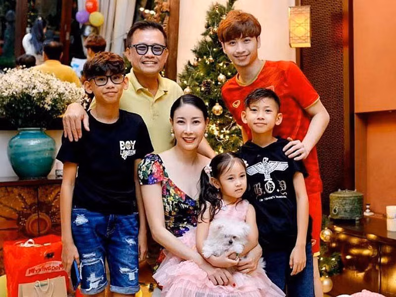 “Tôi luôn luôn thương yêu con riêng của chồng, vì đó là điều tạo nên mái ấm gia đình. Vì chồng tôi sẽ cảm thấy hạnh phúc khi không phải đứng giữa hai người. Các con của tôi cũng vậy, rất là yêu anh và luôn cảm thấy không có sự ngăn cách với anh hai, luôn nghĩ anh cũng là anh của mình và là con của mẹ…”, Hà Kiều Anh chia sẻ với Thanh Niên.
