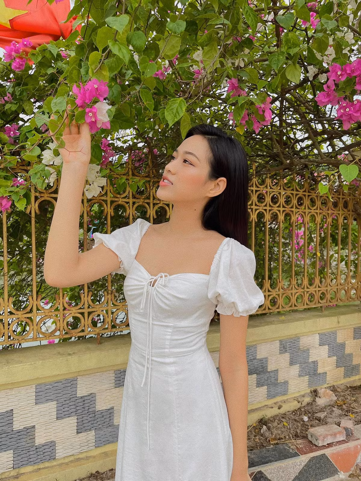 Ở nhà mùa dịch, Hoa hậu Đỗ Thị Hà vẫn đẹp quyến rũ với chiếc đầm trắng cổ vuông cúp ngực.