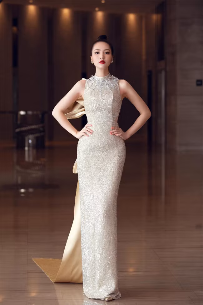Á hậu Thụy Vân được coi là “tín đồ hàng hiệu” ngầm của showbiz Việt khi sở hữu rất nhiều những bộ trang phục và phụ kiện của các thương hiệu nổi tiếng. (Ảnh: FBNV)