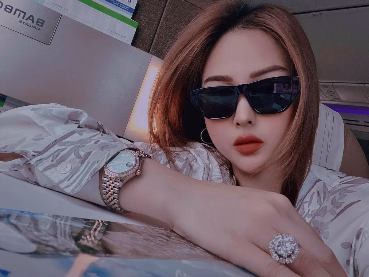 Ở tuổi 29, Võ Thanh Hiền có nhà chục tỷ, xế hộp loại sang, bộ sưu tập nhẫn kim cương đắt giá.