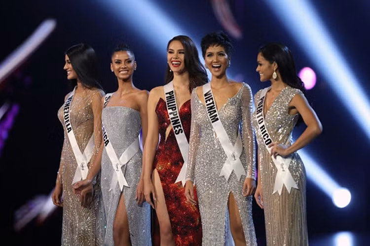 Sau đó người đẹp sinh năm 1992 đại diện Việt Nam tham dự cuộc thi Hoa hậu Hoàn vũ 2018 tại Thái Lan và lọt vào top 5 chung cuộc. (Ảnh: Báo Nhân dân)
