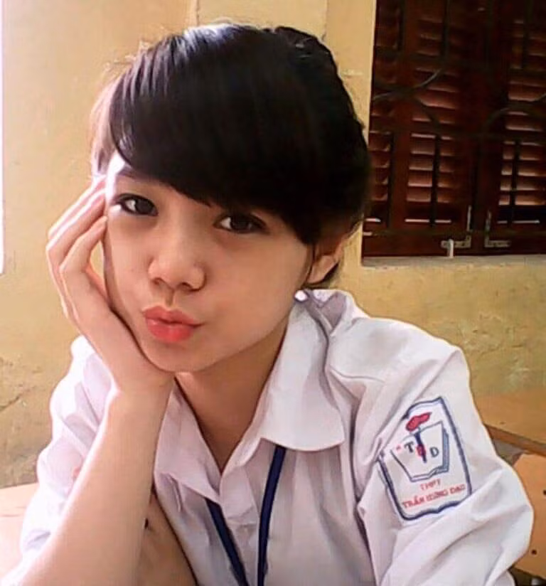 Quỳnh Kool từ thời cấp 3 đã sở hữu gương mặt bầu bĩnh, nước da trắng mang "thương hiệu" của cô cho tới tận bây giờ.