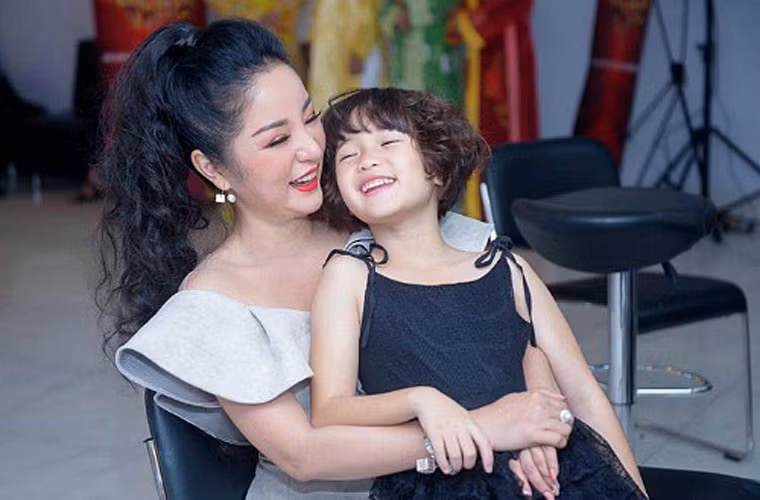 Năm ngoái, Thúy Nga trở về Mỹ thời điểm dịch chưa bùng phát vì có công việc nhưng hiện tại cô vẫn chưa thể quay trở lại Việt Nam. Con gái Thúy Nga hiện đang ở Việt Nam nên hàng ngày Thúy Nga phải gọi video call 2-3 lần cho con.