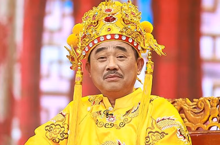  Nghệ sĩ Quốc Khánh ghi dấu ấn với những vai diễn hài hước trong"Gặp nhau cuối tuần","Tết này ai đến xông nhà", "Ghen" và vai Ngọc Hoàng trong Táo quân.