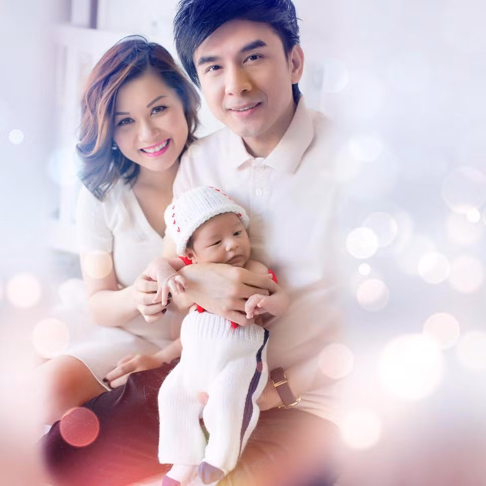 Mới đây, nhân kỷ niệm 8 năm ngày cưới, bà xã Đan Trường chia sẻ hình ảnh cả nhà 3 người cùng dòng cảm xúc: "8 năm rồi hạnh phúc nhất, bình yên nhất là từ khi có cậu nhóc Thiên Từ".