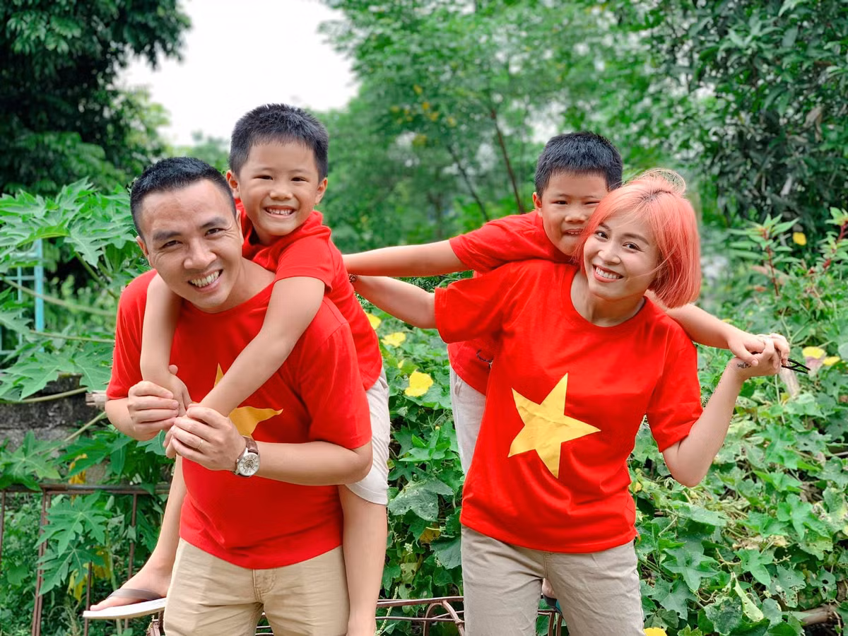 Hai con song sinh của MC Hoàng Linh dành nhiều tình cảm cho cha dượng.