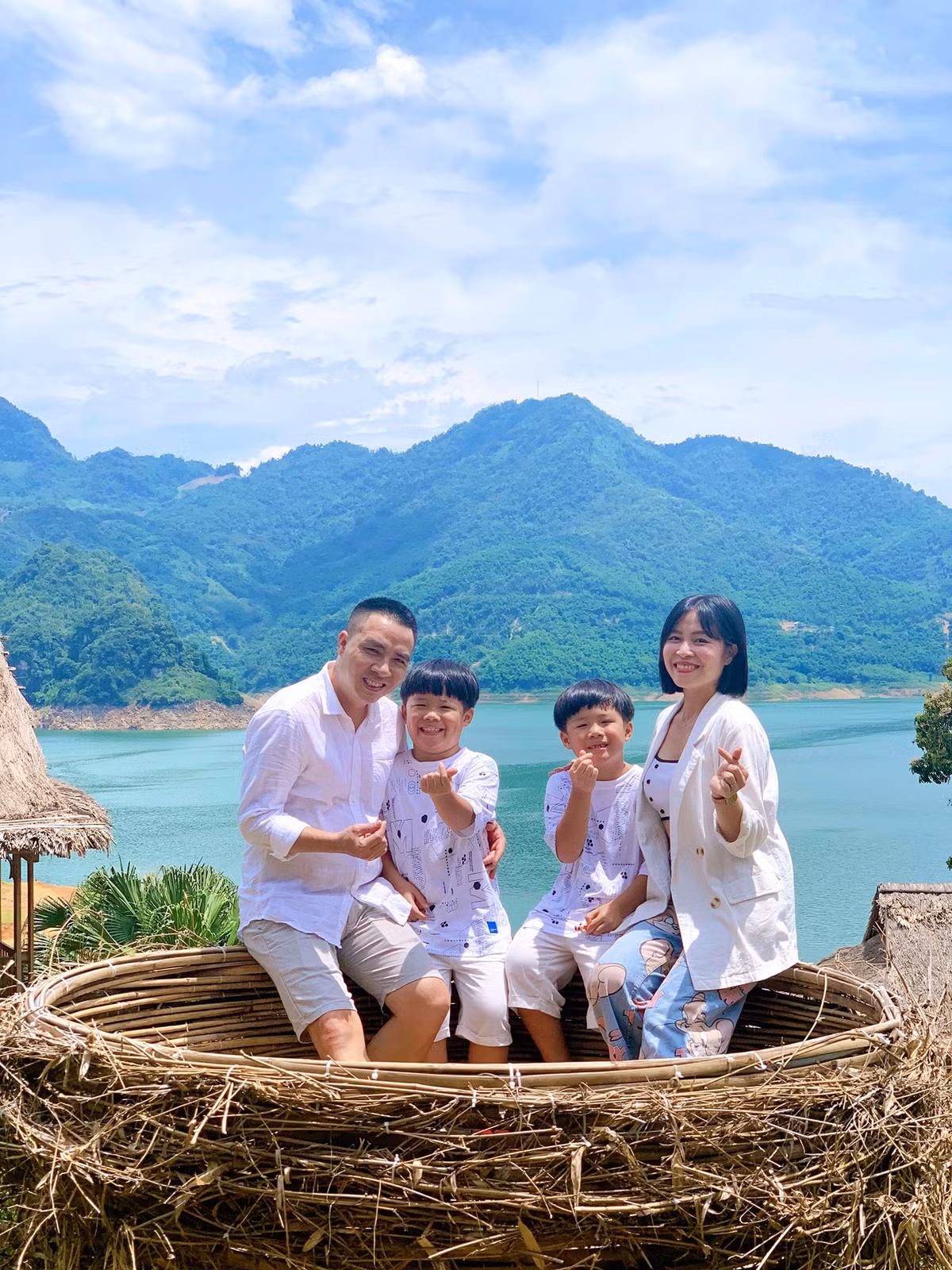 Khi ở nhà lẫn trong các chuyến đi chơi, ông xã còn chăm sóc cho con nhiều hơn cả nữ MC.