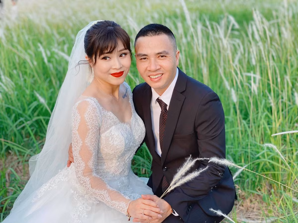 Sau những lần vướng nghi vấn chia tay, vợ chồng MC Hoàng Linh - Mạnh Hùng chứng minh hôn nhân vẫn mặn nồng bằng ảnh cưới lãng mạn. Cả hai mới thực hiện bộ ảnh kỷ niệm quãng thời gian gắn bó.