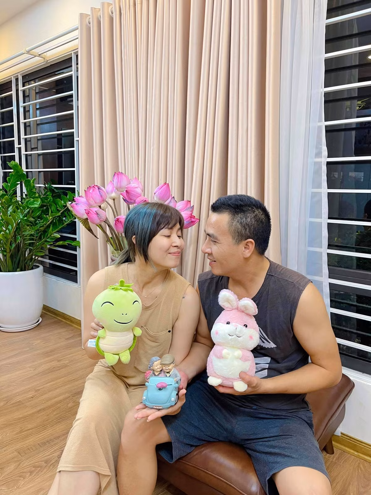 Nữ MC của chương trình "Chúng tôi là chiến sĩ" chia sẻ: "Mỗi năm chồng Linh chỉ đồng ý chụp ảnh cưới 1 lần. Thế là hết “cô ta” của 2021 Linh nhé. Phi vụ ảnh cưới năm nay còn nhanh hơn một cơn gió. Thật mà, chắc chắn không có nhà nào chụp ảnh cưới chưa đến 1 tiếng đồng hồ như nhà Linh đâu. Chúc mừng anh bởi sự phi thường của anh trong 6 năm qua! Chúc mừng em bởi sự...may mắn của em! 6 năm rồi đấy... Linh vẫn quý anh Hùng như ngày nào, yêu thì bớt “rồ dại” đi một xíu vì là nhường chỗ cho thương".