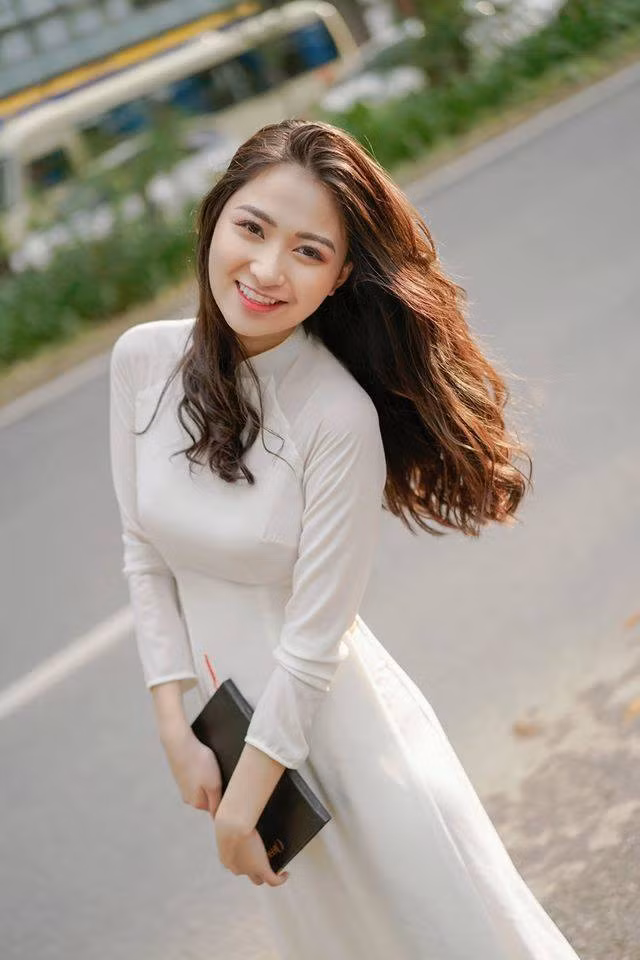 Anh Thư dịu dàng trong tà áo dài trắng.