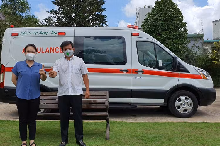 Theo Việt Hương, dự tính ban đầu chiếc xe có giá 1,7 tỷ đồng. Tuy nhiên vì muốn mua xe chuyên dụng, được nhập từ Mỹ về nên giá trị lên đến hơn 2,5 tỷ đồng. Dù chi phí đội lên nhiều, vợ chồng Việt Hương vẫn cố gắng bù tiền túi.
