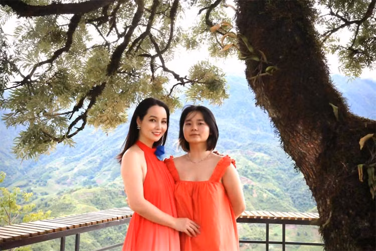 Cô bé Huyền Anh trông chững chạc hơn so với tuổi 18.