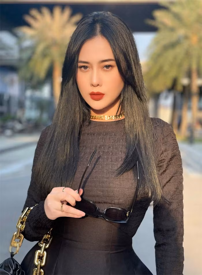 Nữ diễn viên "Quỳnh búp bê" diện cả cây đen rất ngầu. Cô kết hợp phụ kiện là choker Dior, túi Bottega Veneta...