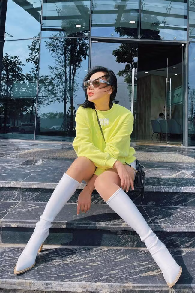 Nữ diễn viên sinh năm 1989 khiến mọi người hoa mắt với những set đồ dạo phố rất cá tính và trẻ trung, phù hợp với tính cách của cô.