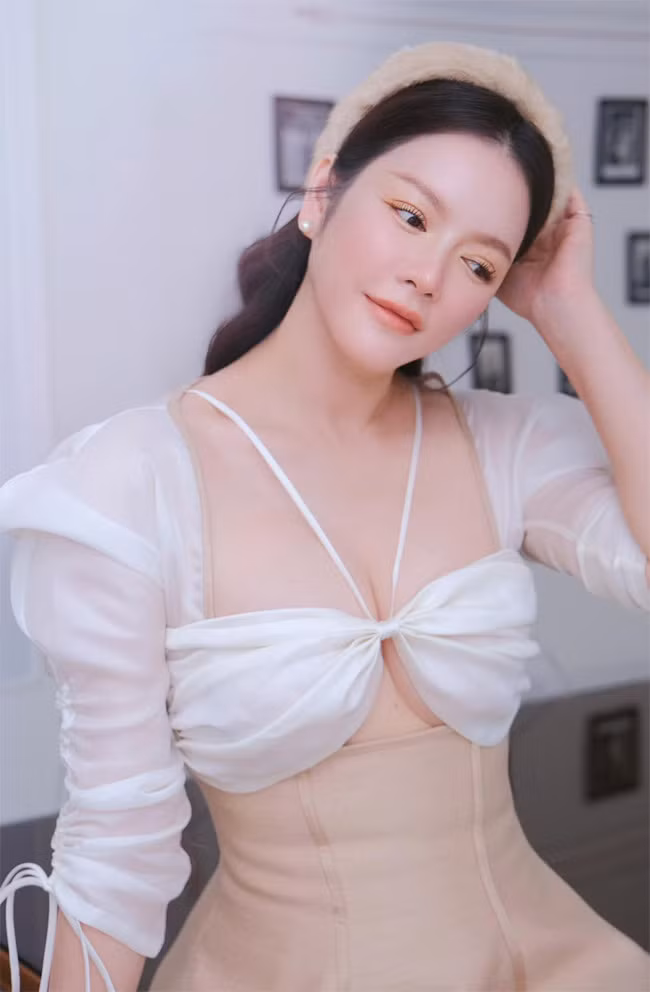 Mỗi hôm, Lý Nhã Kỳ lại mê hoặc fan bằng một bộ váy áo sexy khác nhau.