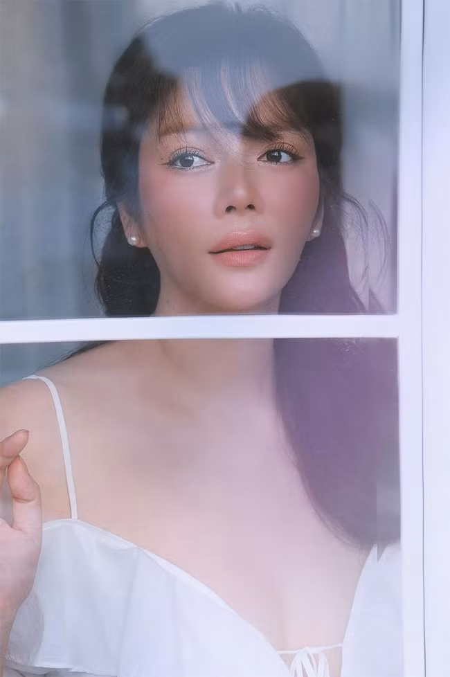 Diễn viên Lý Nhã Kỳ mặc váy hai dây trễ ngực rất sexy.