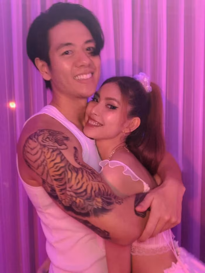 Trên trang cá nhân của mình, người mẫu Thùy Dương tung "ảnh nóng" bên bạn trai mới là chàng Việt kiều Canada Michael Trương - "nam thần" trong chương trình "Người ấy là ai".