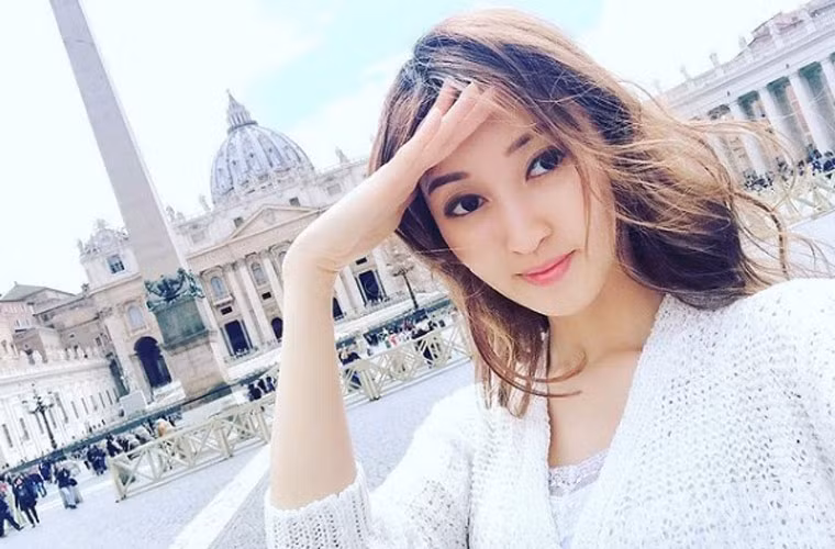 Một ngày trước khi tuyên bố đường ai nấy đi, người đẹp họ Hà bị bắt gặp hôn Trần Diệu Chương, doanh nhân có khối tài sản 10 tỷ HKD (1,28 tỷ USD).