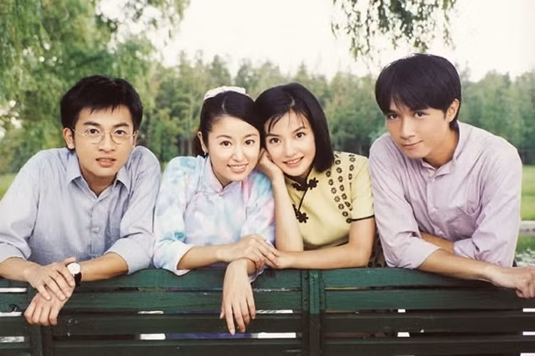 Năm 2001, Triệu Vy vào vai Lục Y Bình trong "Tân dòng sông ly biệt". Cô cùng với Tô Hữu Bằng, Lâm Tâm Như và Cổ Cự Cơ hợp thành bộ tứ trẻ trung, đẹp đôi một thời. (Ảnh: VOH)