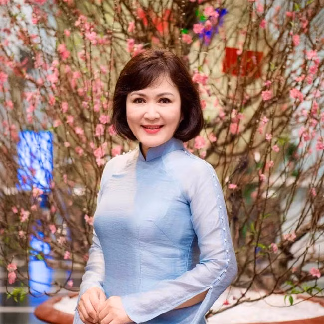 Nghệ sĩ Minh Hoà có gia đình hạnh phúc với chồng giảng viên nhiếp ảnh tại trường Đại học Sân khấu - Điện ảnh. Cặp đôi có một con trai sinh năm 1991, đang học cao học tại Australia.