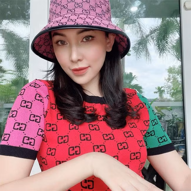 Không sở hữu chiều cao nổi trội nhưng với vẻ ngoài sexy, Quỳnh Thư từng là "gà cưng" của ông bầu Vũ Khắc Tiệp và là gương mặt đắt giá tại các show thời trang.