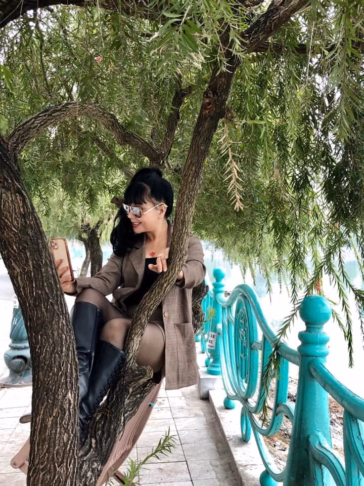 Dù đã lên chức bà nhưng NSND Lan Hương vẫn sở hữu phong cách trẻ trung, "xì-tin", không ngại... trèo cây chụp ảnh.