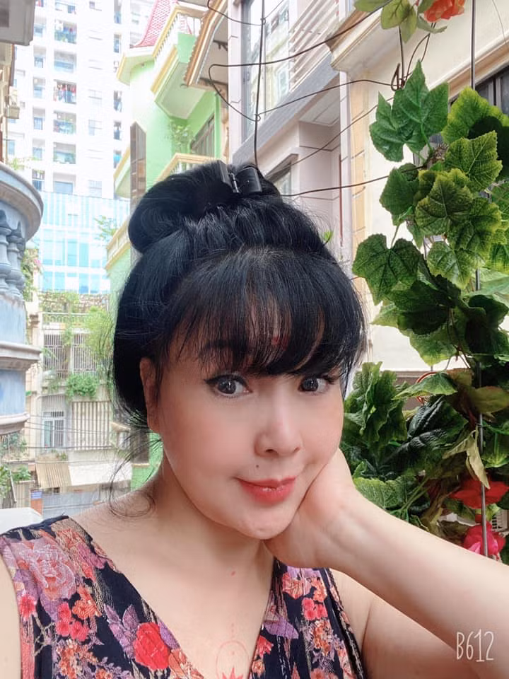 Trước khi đến với nam đạo diễn, NSND Lan Hương từng kết hôn và có chung một cô con gái với chồng cũ.
