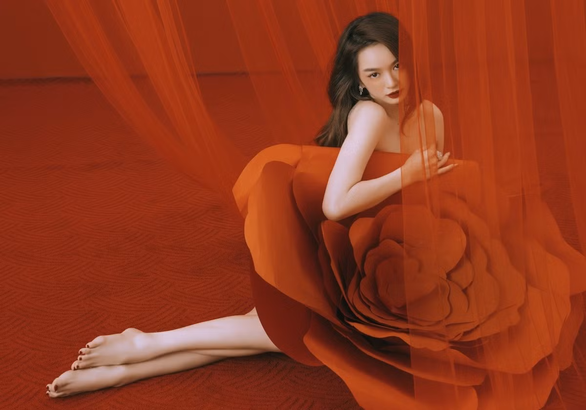 Mỹ nhân mang hai dòng máu Việt - Mỹ hóa "quý cô hồng trà" đẹp quyến rũ và mơn mởn trước ngưỡng cửa bước sang tuổi 22.