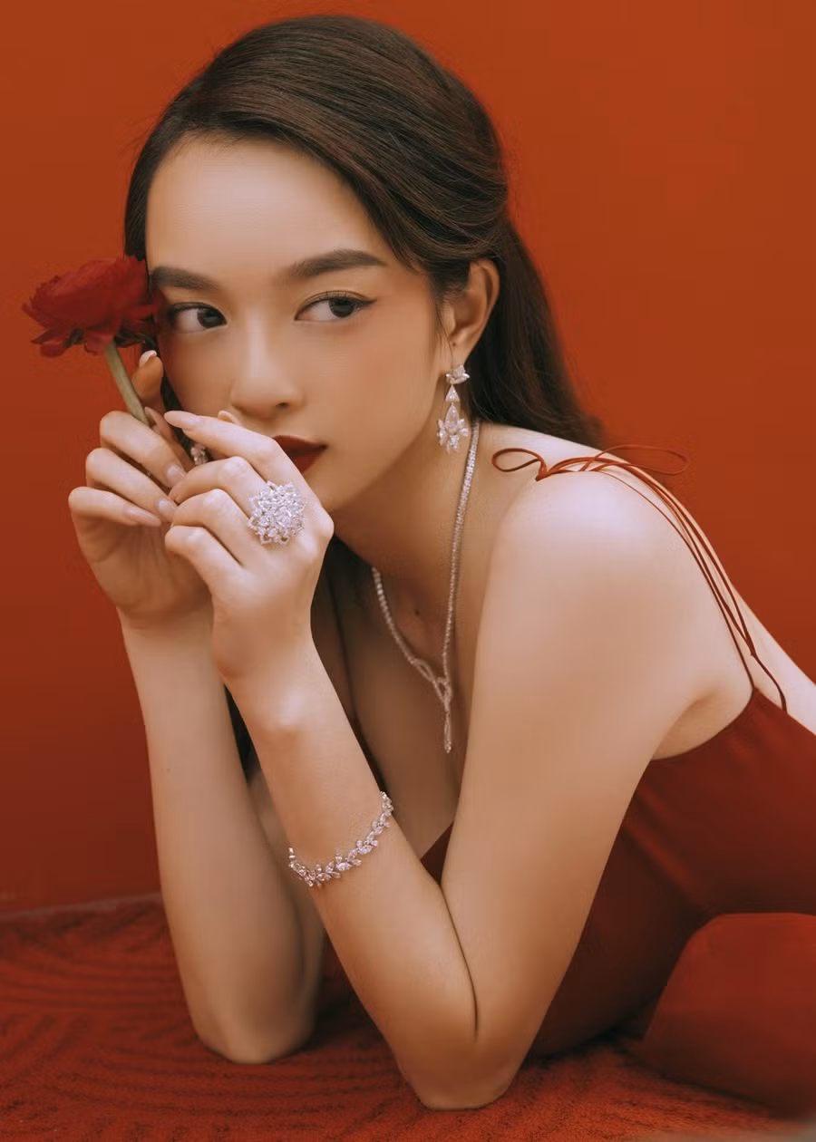 Mỹ nhân 9X tạo dáng nóng bỏng bên đóa hoa hồng trà.