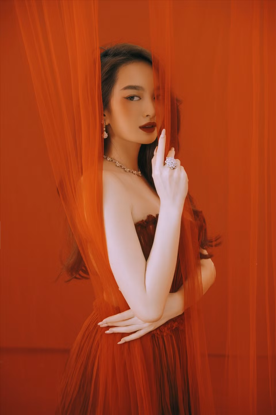 Dù sở hữu chiều cao khiêm tốn 1m50 song vóc dáng của mỹ nhân 9X vẫn rất gợi cảm.