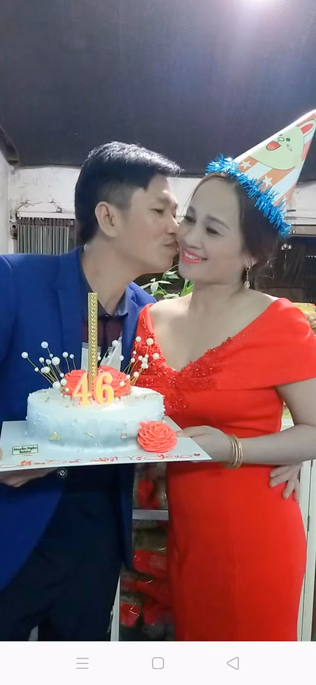 Hiện tại, ngoài công việc đi diễn, Lê Thị Dần khi rảnh vẫn ở nhà làm kẹo cùng gia đình. Cô còn phát triển kênh Youtube đăng những clip diễn hài và đi hát để phục vụ khán giả.