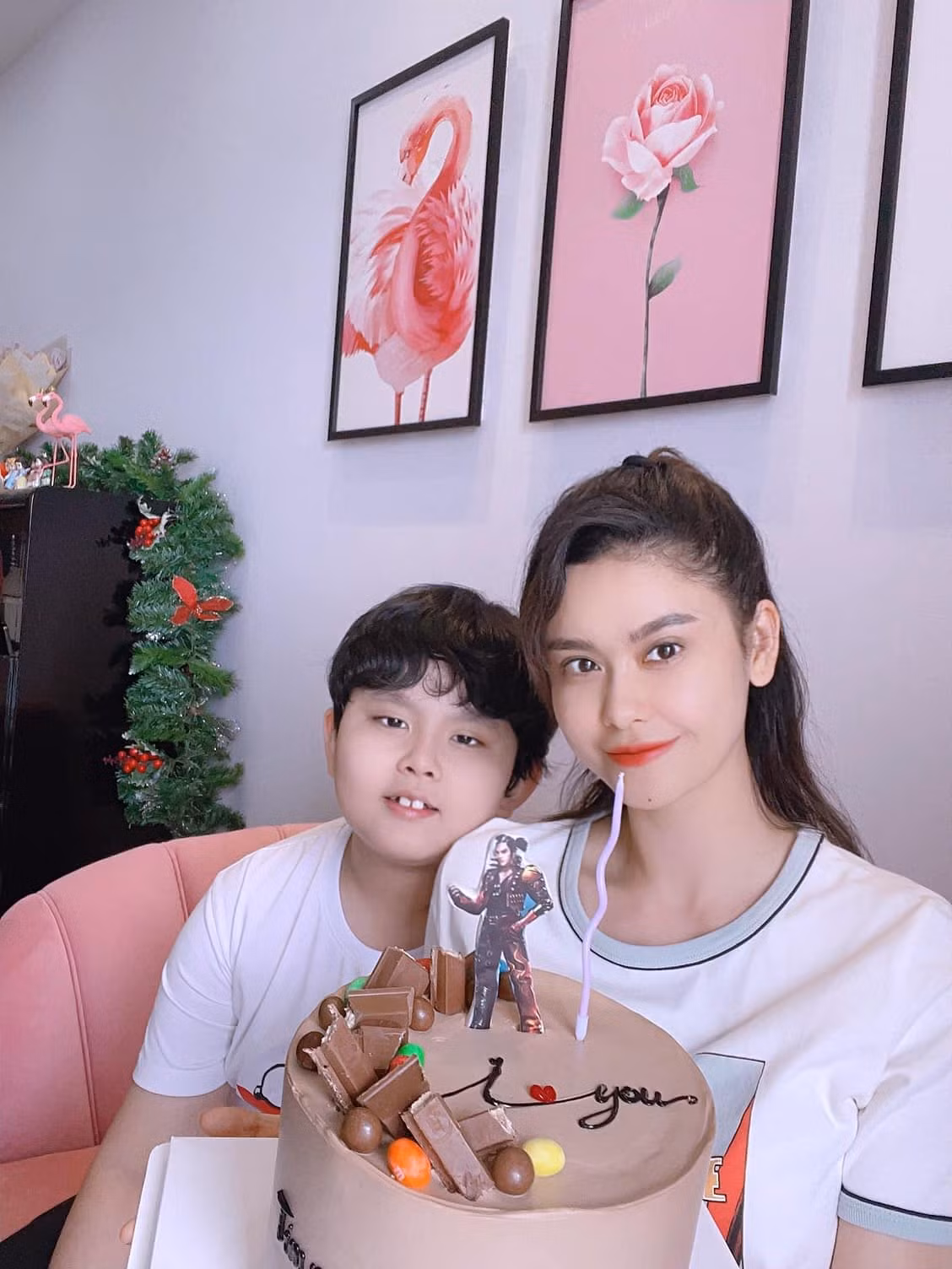 Trên trang cá nhân của mình, Trương Quỳnh Anh thường xuyên chia sẻ những khoảnh khắc đời thường bên con trai. Sinh nhật Sushi 9 tuổi đúng thời điểm TP HCM bước vào những ngày đầu giãn cách xã hội, nữ ca sĩ đã thức đêm để chọn bằng được mẫu bánh con yêu thích để bé có một bữa tiệc trọn vẹn.
