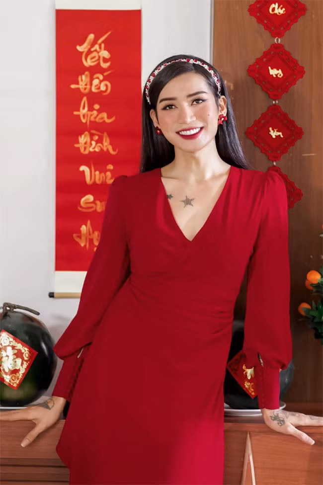 Anh tự tin "khoe sắc" và nhận được nhiều lời khen khi hoá trang thành nữ.