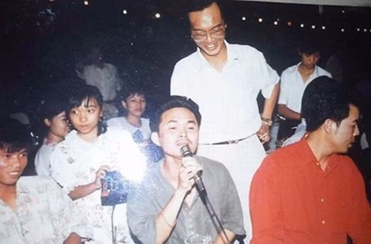Trước đó, vì nhà nghèo nên từ thời niên thiếu, Xuân Hinh đã đi buôn chó lấy tiền ăn học và nuôi em.