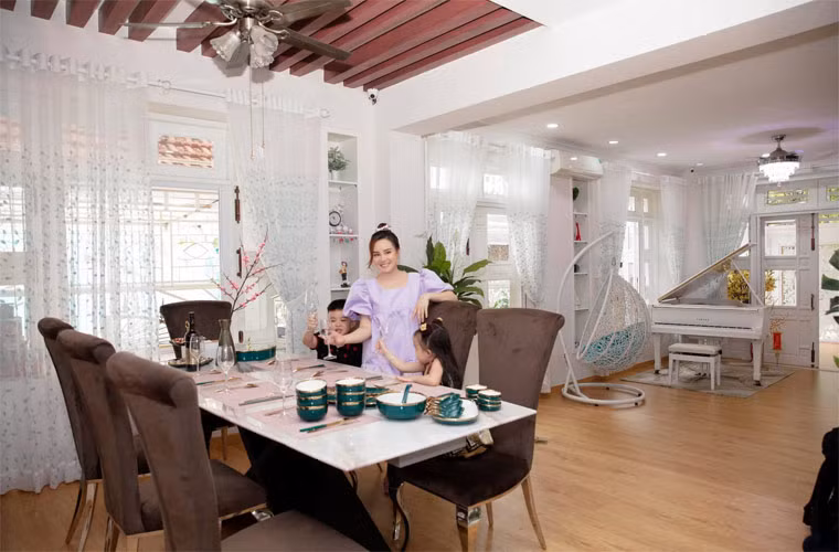 Cô sở hữu một căn biệt thự bên Mỹ và một biệt thự rộng tới 1.400m2 ở quận 2, TP.HCM.