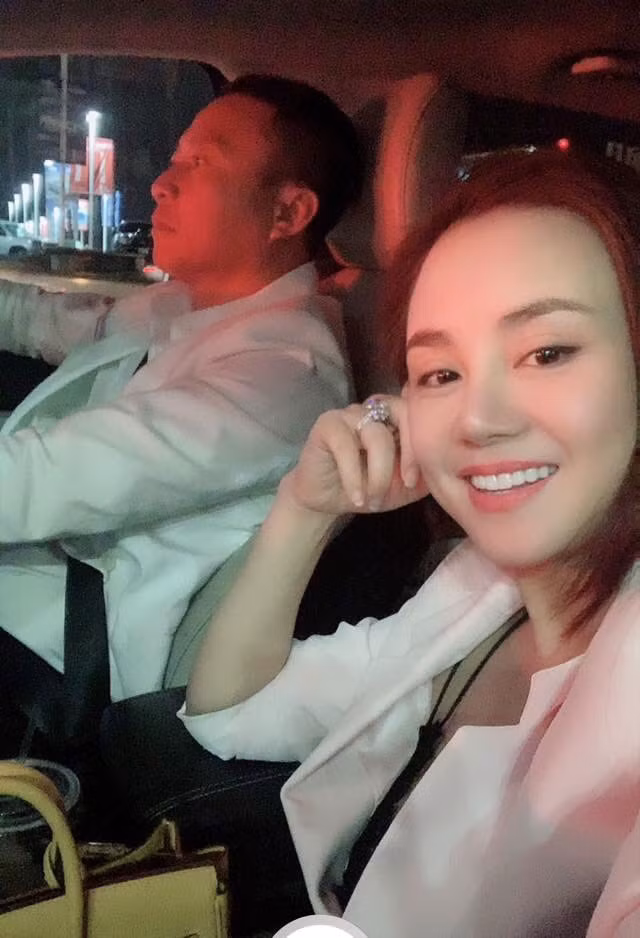 Ngoài ra, cô còn sở hữu nhiều món đồ hàng hiệu từ quần áo, túi xách và đặc biệt là chiếc nhẫn kim cương trị giá ước tính khoảng 22 tỷ đồng.